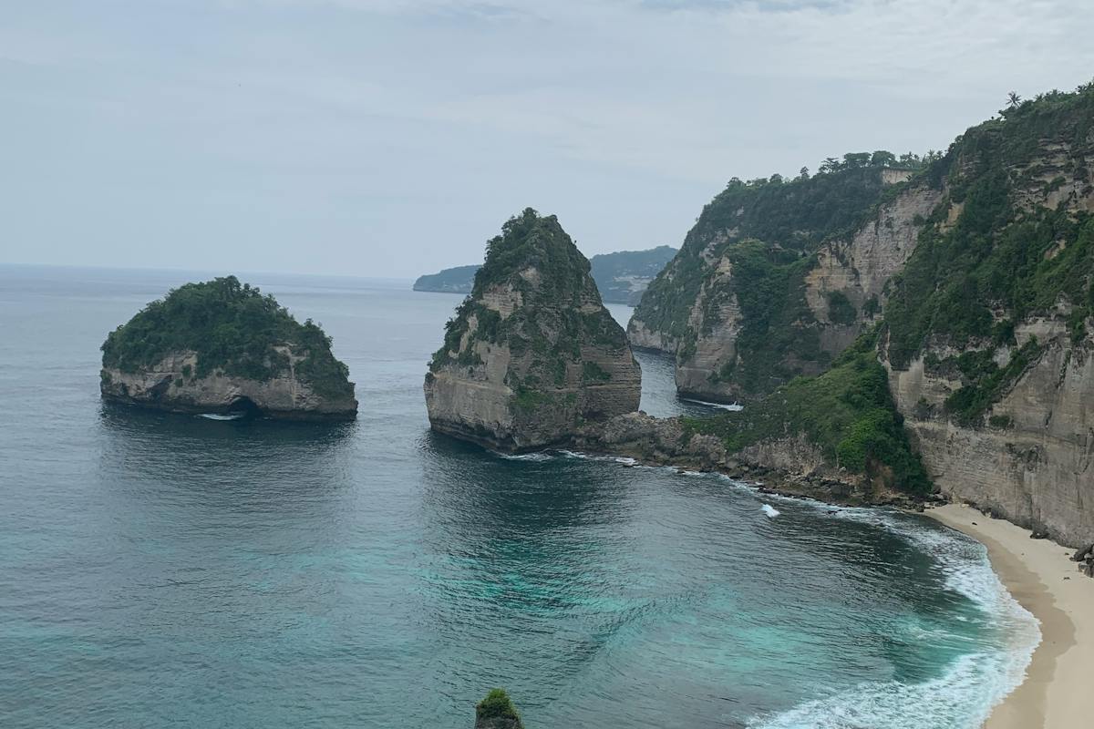 Diamond Beach Nusa Penida Bali Indonesia with turquoise water, white sand, and dramatic limestone cliffs