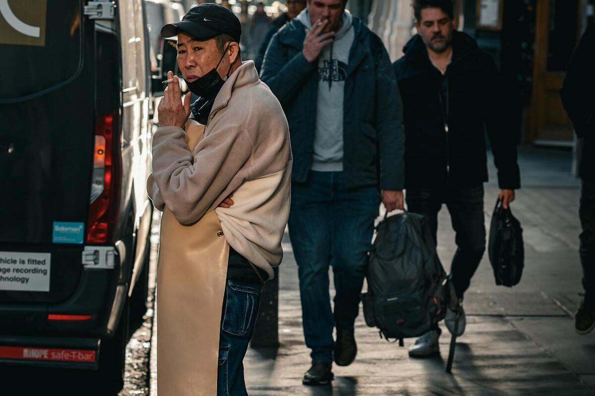 London street scene with pedestrians showing everyday life for US expats living in the United Kingdom